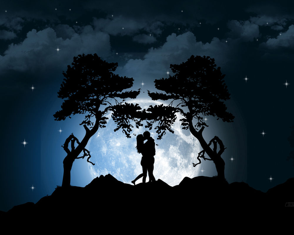 Обои для рабочего стола Влюбленная пара обнявшись стоит на холме у деревьев, на фоне полной луны