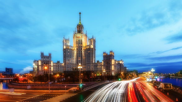 Обои на рабочий стол Котельническая набережная, Сталинская высотка на Котельнической набережной в Москве, автор Андрей Омельянчук