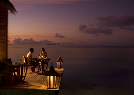 Обои на рабочий стол Отель Conrad Maldives Rangali, Мужчина и девушка ужинают на закате
