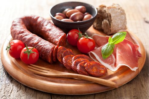Обои на рабочий стол Деликатесы с черри и оливками