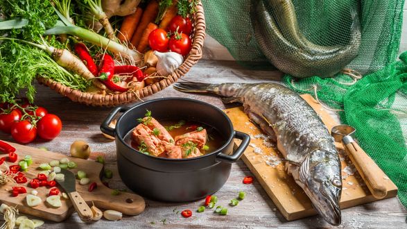 Обои на рабочий стол Миска с продуктами для ухи