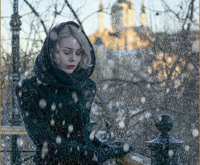Обои на рабочий стол Светловолосая девушка в образе тургеневской барышни, стоящая возле металлической, кованной ограды под падающим снегом, автор Геннадий Клименко