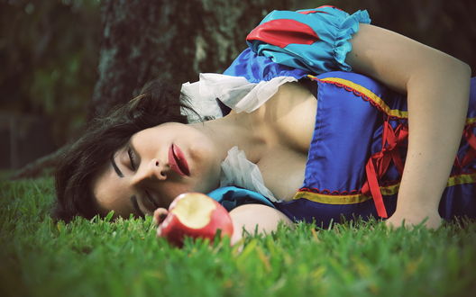 Обои на рабочий стол Косплей Белоснежка / Snow White лежит на траве
