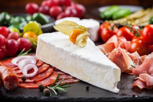 Обои на рабочий стол Сыр с мясными деликатесами