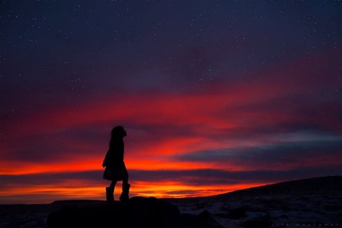 Обои на рабочий стол Девочка на фоне заката, ву Lisa Holloway
