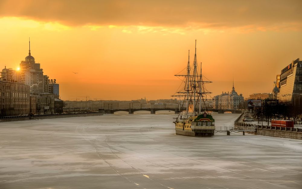 Обои для рабочего стола Восход солнца над замерзшей Невой / St. Petersburg, Russia