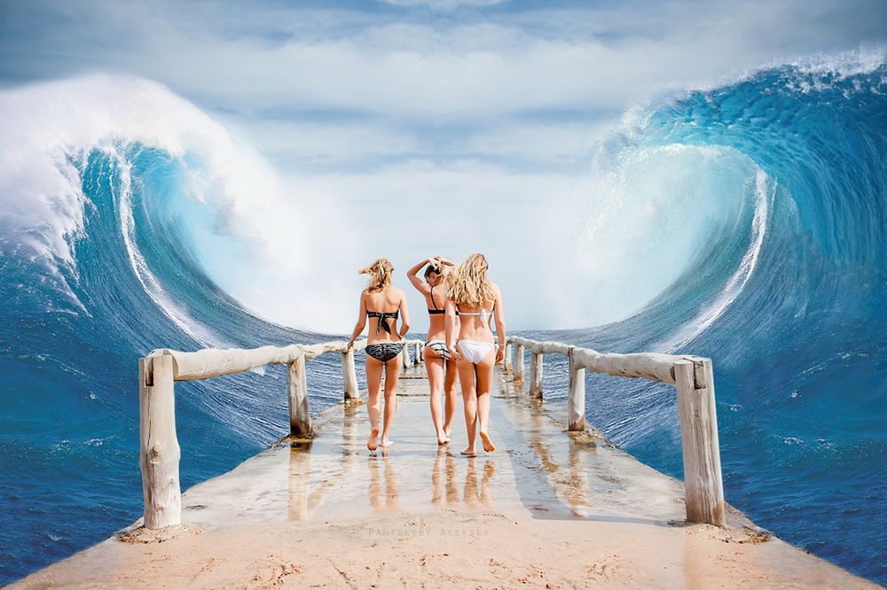 Обои для рабочего стола Трое девушек, стоящих на каменном мостике с деревянными перилами между огромных морских волн, автор Алексей Пантеллев