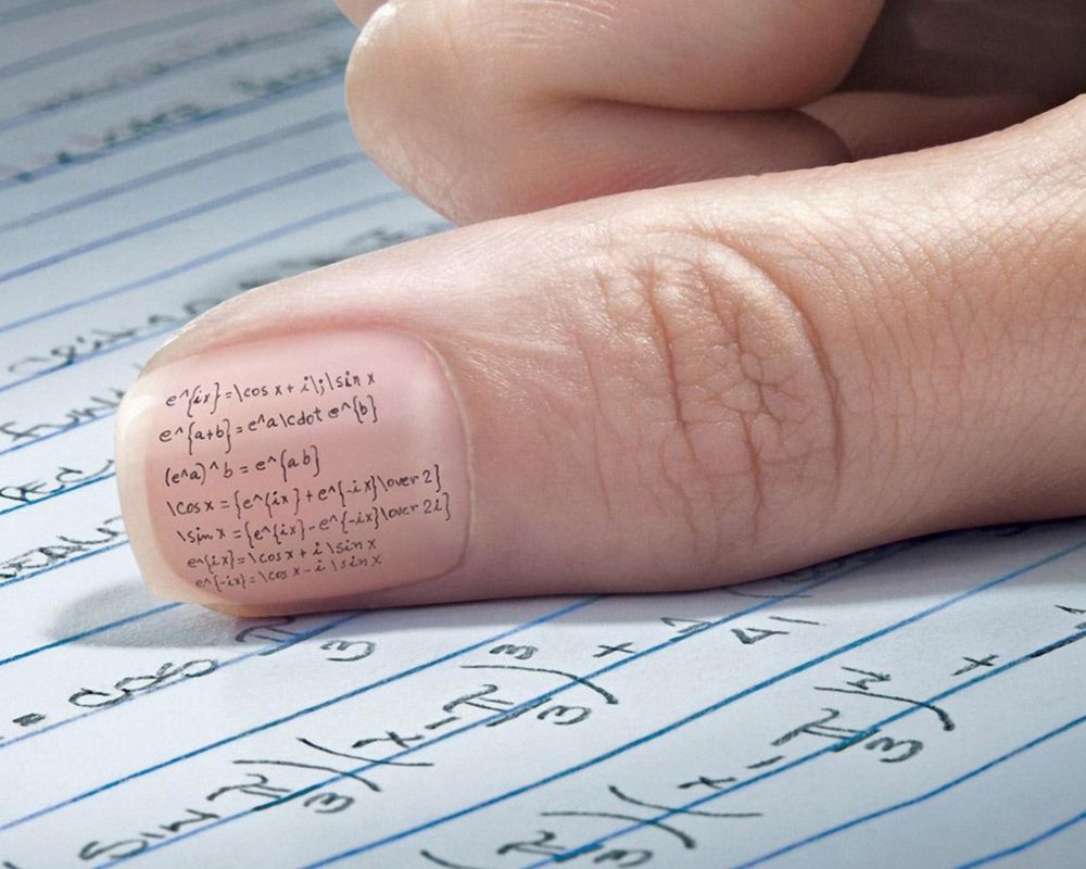 Обои для рабочего стола Шпаргалка по алгебре написана на ногте