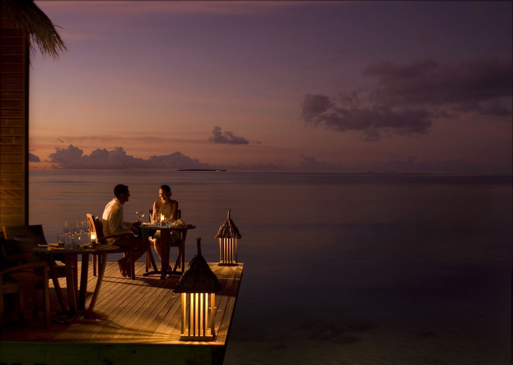 Обои для рабочего стола Отель Conrad Maldives Rangali, Мужчина и девушка ужинают на закате