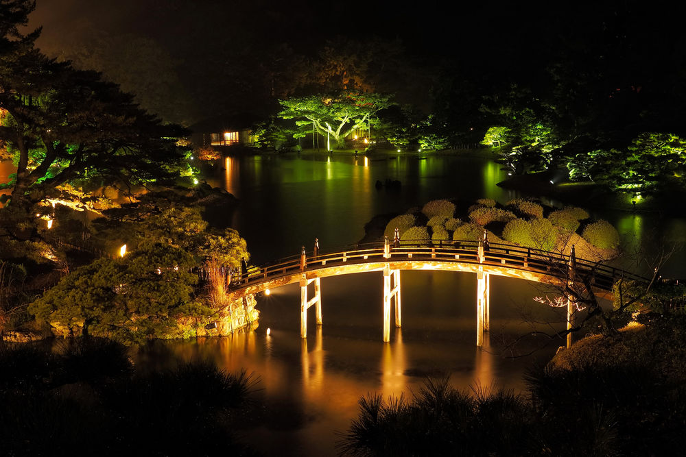 Обои для рабочего стола Дугообразный каменный мостик, проложенный через водный канал в Национальном парке, Токио, Япония / Tokyo, Japan, на фоне ночного неба