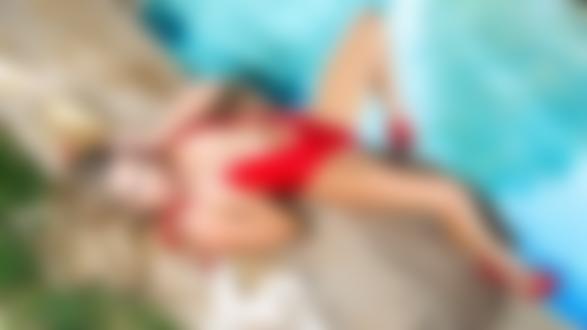 Обои для рабочего стола Блондинка Michelle Skye в красном купальнике позирует на камнях возле воды