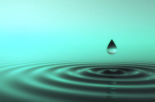 Обои на рабочий стол Капля воды, расходящиеся круги на воде