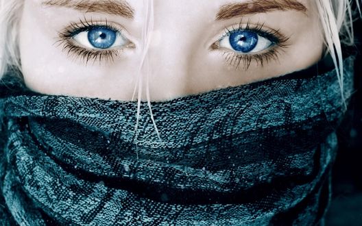 Обои на рабочий стол Половина лица девушки закрыта шарфом, оставляя выразительные красивые глаза