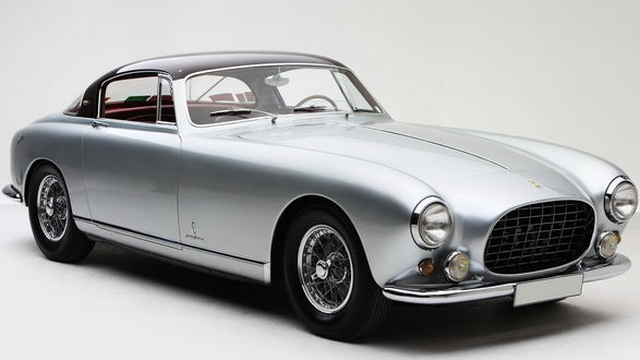Обои на рабочий стол Серебристый автомобиль марки Феррари 250 / Ferrari 250 на белом фоне