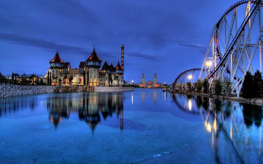 Обои на рабочий стол Римский Парк развлечений Рейнбоу Мэджик Ленд / Rainbow Magicland в вечерних огнях, Вальмонтоне, Италия / Valmontone, Italy