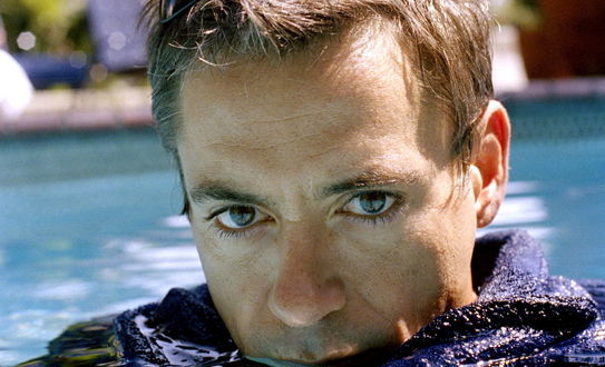 Обои на рабочий стол Роберт Джон Дауни-младший / Robert John Downey Jr / американский актер, продюсер и музыкант стоит в одежде по подбородок в воде