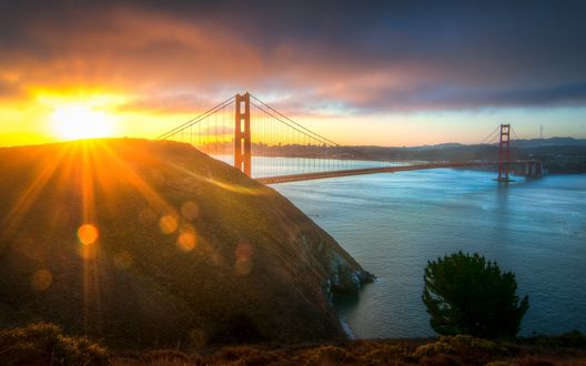 Обои на рабочий стол Мост Золотые Ворота в Сан-Франциско, США / The Golden Gate bridge in San Francisco, USA, на рассвете