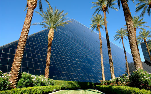 Обои на рабочий стол Казино Luxor / Люксор в Лас-Вегасе / Las Vegas в окружении пальм