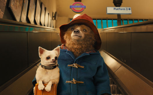 Обои на рабочий стол Мультфильм Приключения Паддингтона / Paddington, медвежонок спускается в метро с собачкой (Platform 2)
