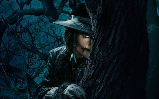 Обои на рабочий стол Фильм Into the Woods / Чем дальше в лес, Джонни Депп / Johnny Depp в образе волка выглядывает из-за дерева