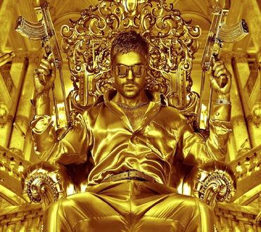 Обои на рабочий стол Актер Доминик Купер / Dominic Cooper сидит на золотом кресле, в золотом зале, с золотыми автоматами в руках, в золотых очках, из кинофильма Двойник дьявола / The Devils Double