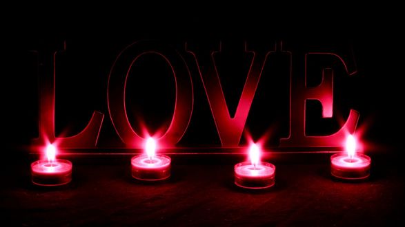 Обои на рабочий стол Под каждой буквой слова LOVE (ЛЮБОВЬ) горит маленькая свеча
