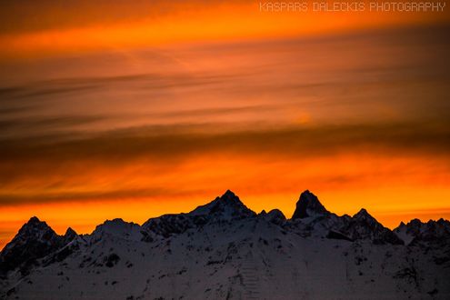 Обои на рабочий стол Горы под ярко оранжевым небом, Kaspars Daleckis Photography