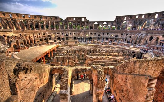 Обои на рабочий стол Панорама полуразрушенного Колизея в Риме, Италия / Rome, Italy