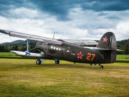 Обои на рабочий стол Самолет ан-2, кукурузник, стоит фоне неба