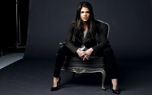 Обои на рабочий стол Канадская актриса Мария Авгеропулос / Marie Avgeropoulos сидит в кресле
