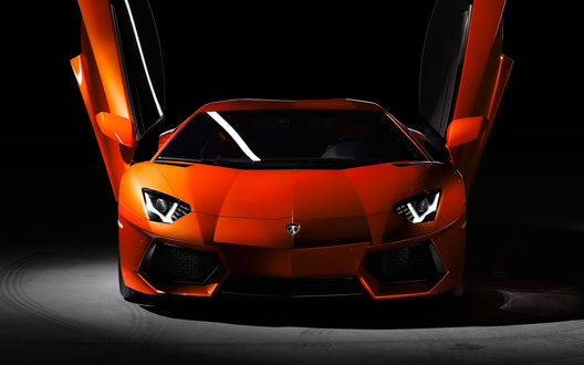 Обои на рабочий стол Автомобиль марки Ламборгини Авентадор / Lamborghini Aventador LP 700-4, дверцы подняты вверх