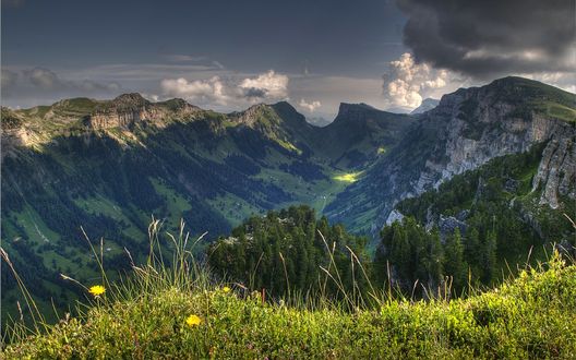Обои на рабочий стол Вид на горы Швейцарии / Switzerland