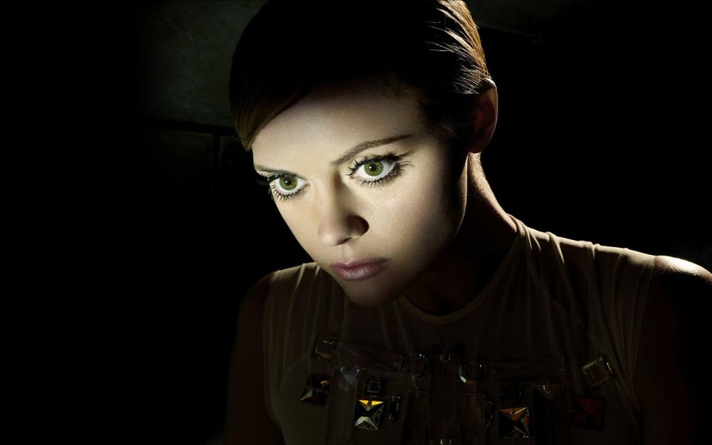 Обои для рабочего стола Кристина Риччи / Christina Ricci / американская актриса в темноте с освещенным светом лицом