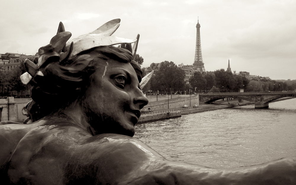 Обои для рабочего стола Красивая скульптура на берегу Сены / Seine в Париже / Paris, Франция / France, вдали видна Эйфелева башня / Eiffel Tower