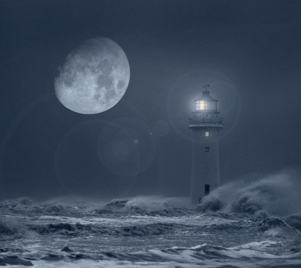 Обои для рабочего стола Одинокий маяк, посреди бушующих волн, светит дальним кораблям на фоне луны