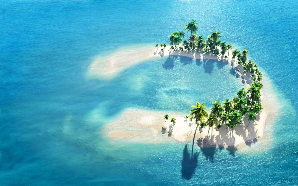 Обои для рабочего стола Подковообразный, песчаный остров с растущими на нем пальмами, расположенный в океане