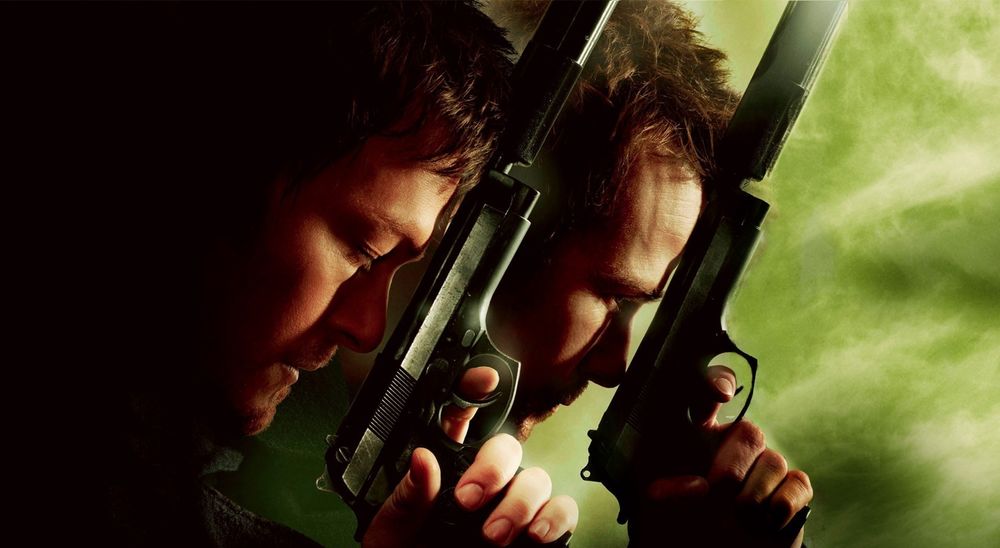 Обои для рабочего стола Актеры Норман Ридус / Norman Reedus и Шон Патрик Флэнери / Sean Patrick Flanery приложили пистолеты с глушителями к своим лбам, постер из кинофильма Святые из Бундока 2: день всех святых / The Boondock Saints II: All Saints Day
