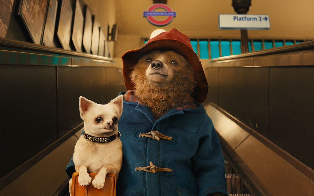Обои для рабочего стола Мультфильм Приключения Паддингтона / Paddington, медвежонок спускается в метро с собачкой (Platform 2)