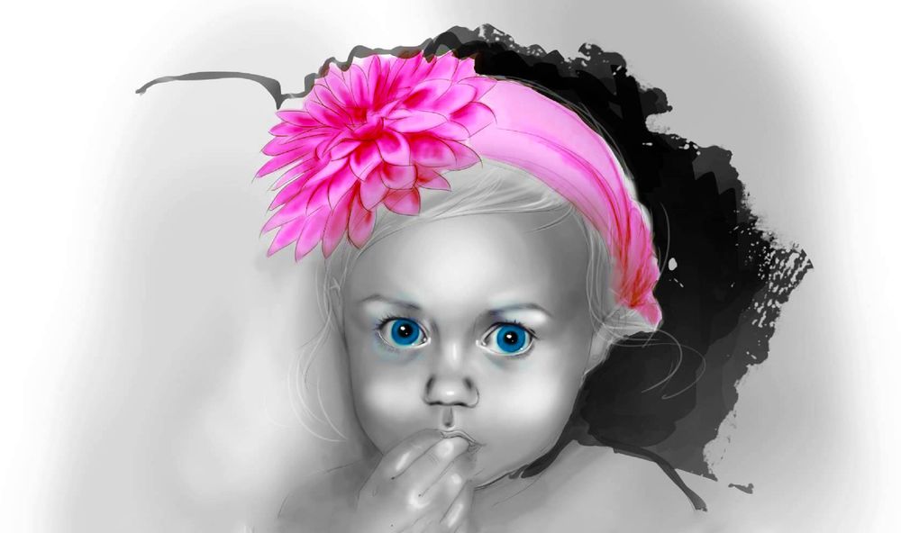 Обои для рабочего стола Маленькая девочка с розовой повязкой с цветком на голове, с синими глазами, сунула пальчики руки себе в рот
