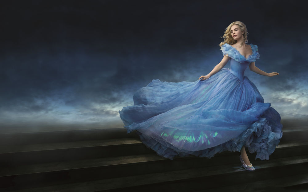 Обои для рабочего стола Актриса Лили Джеймс / Lily James в роли Золушки / Cinderella из одноименного фильма сказки, в пышном голубом платье сбегает по лестнице вниз