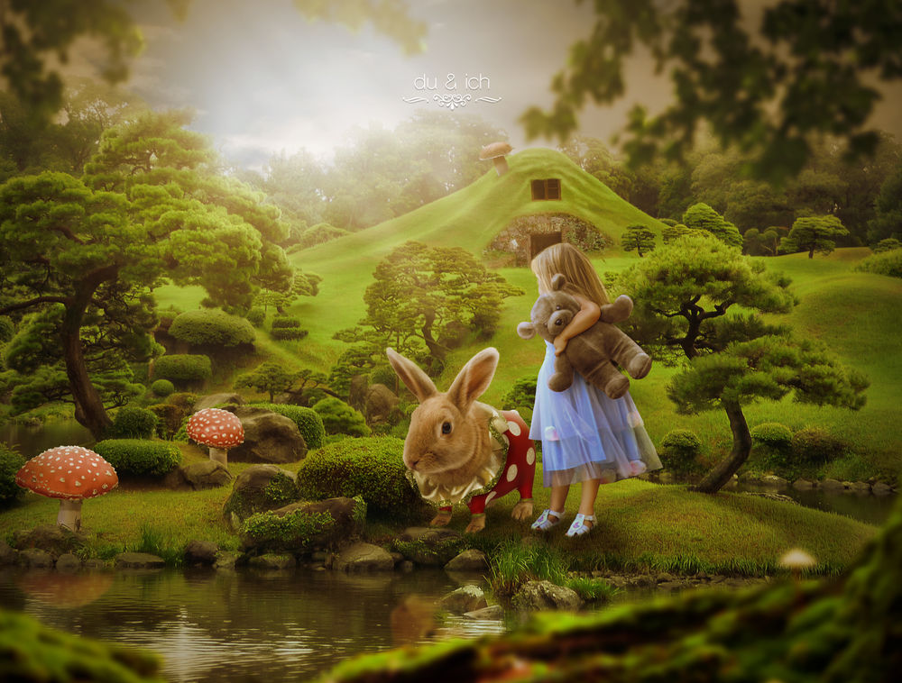Обои для рабочего стола Девочка с плюшевым мишкой и кролик стоят около небольшого пруда на зеленой лужайке, на которой растут мухоморы