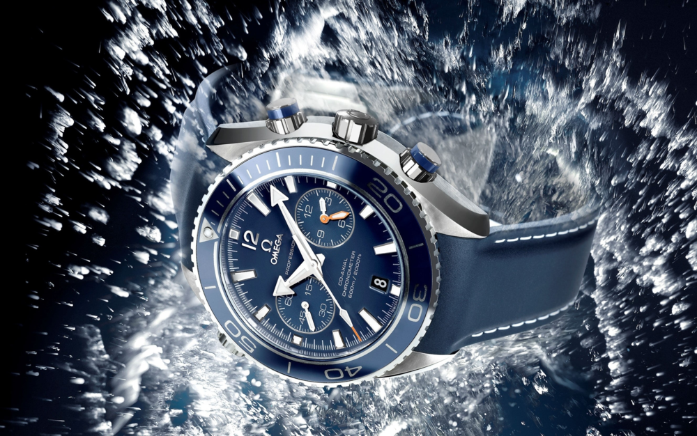 Обои для рабочего стола Швейцарские мужские часы Омега / Omega в брызгах и каплях воды