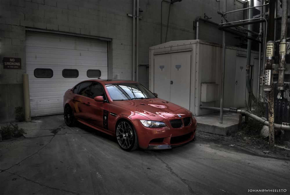 Обои для рабочего стола Тюнингованый автомобиль марки BMW E90 М3 стоит в гараже