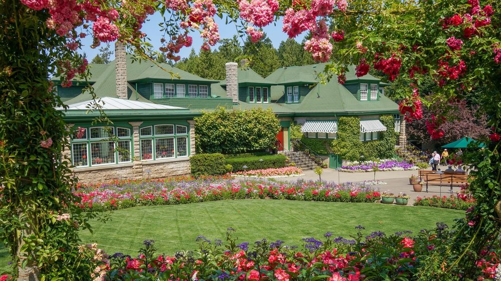 Обои для рабочего стола Цветочные Сады Бутчартов / Butchart Gardens с домиками и туристами, Канада, Британская Колумбия / British Columbia, Canada