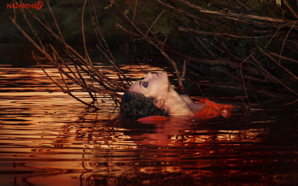 Обои для рабочего стола Девушка лежит в воде, фотограф NAZARENKO