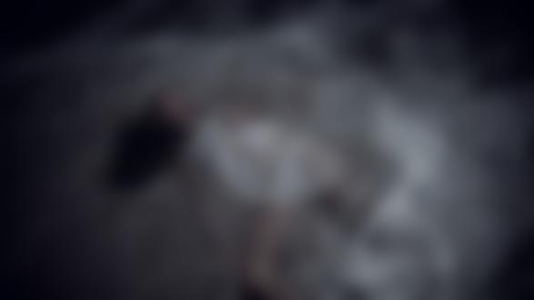Обои для рабочего стола Девушка в мокром белом платье лежит в воде, вся покрытая морской пеной