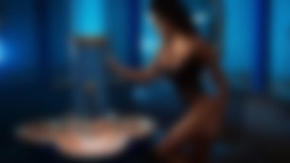 Обои на рабочий стол Модель Нита Кузьмина / Nita / стоит у питьевых фонтанчиков, фотограф Иван Горохов
