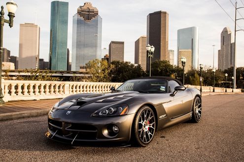 Обои на рабочий стол Автомобиль viper dodge cars city стоит на дороге на фоне домов, деревьев