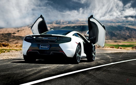Обои на рабочий стол Автомобиль mclaren mp4-12c rear cars supercar car стоит на трассе на фоне неба гористой местности