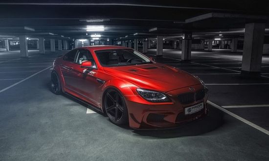 Обои на рабочий стол Потрясающий красный BMW на подземной парковке
